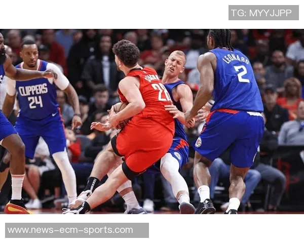 库里与汤普森幽默互动波杰姆努力融入却遭冷遇的趣事分享